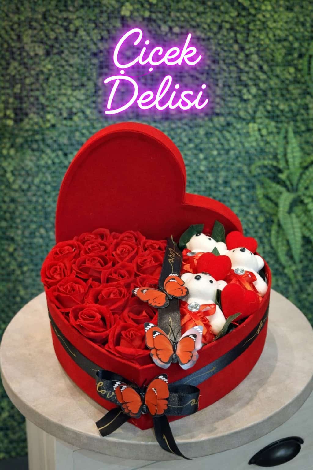 K�rm�z� Kalp Kutuda Kadife G�ller